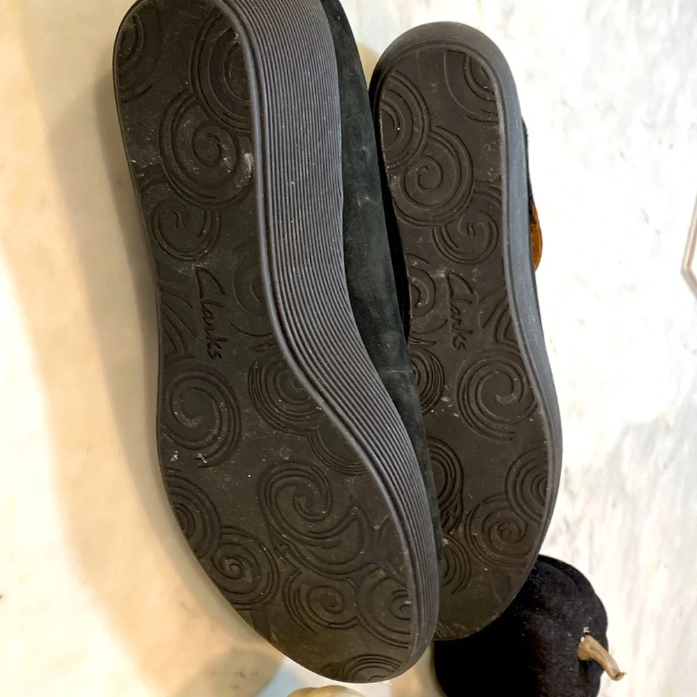 Clarks black closed toed shoes size 10 - Picture 10 of 10